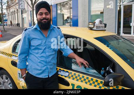 Baghwant Singh, chauffeur Silver Top Cab Service photographié avec son taxi à Elizabeth Street, Melbourne Banque D'Images