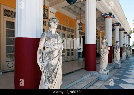 Statues de muses mythiques grecques sur le balcon du palais Achilleion à Corfou, Grèce Banque D'Images