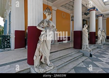 Statues de muses mythiques grecques sur le balcon du palais Achilleion à Corfou, Grèce Banque D'Images