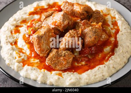 Aliments turcs Hunkar Begendi fait avec aubergine et viande gros plan dans l'assiette sur la table. Horizontale Banque D'Images