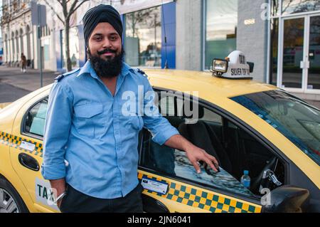 Baghwant Singh, chauffeur Silver Top Cab Service photographié avec son taxi à Elizabeth Street, Melbourne Banque D'Images