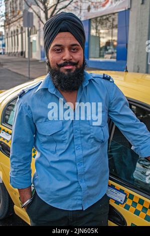 Baghwant Singh, chauffeur Silver Top Cab Service photographié avec son taxi à Elizabeth Street, Melbourne Banque D'Images