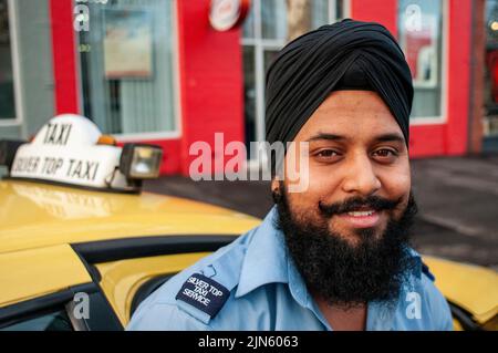 Baghwant Singh, chauffeur Silver Top Cab Service photographié avec son taxi à Elizabeth Street, Melbourne Banque D'Images