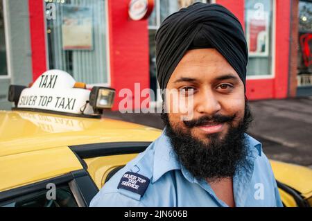 Baghwant Singh, chauffeur Silver Top Cab Service photographié avec son taxi à Elizabeth Street, Melbourne Banque D'Images