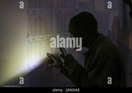 Un homme kenyan vérifie les détails de son poste de vote à partir d'une liste de la Commission électorale indépendante et de délimitation des circonscriptions (CBEI) affichée sur le mur lors des élections générales du Kenya le 9th août 2022, à l'école primaire et secondaire de St. Teresa à Nairobi. Les électeurs kenyans se dirigent vers les urnes. Ils éliront le président et le vice-président, les gouverneurs de comté et les copains, les membres du Sénat, les représentants de l'Assemblée nationale (y compris les femmes représentant les comtés) et les membres des assemblées de comté. Cette année, le vote aura lieu dans environ 46 232 bureaux de vote. (Photo de Boniface M Banque D'Images