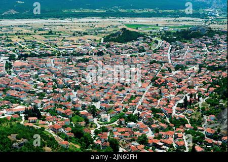 Petite ville vue aérienne à Meteora Grèce Banque D'Images