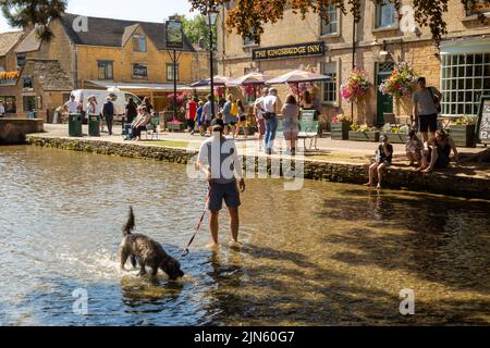 Bourton on the Water, Glocs, Royaume-Uni. 9th août 2022. Les gens sont à l'extérieur et à propos de profiter du soleil au bord de la rivière Windrush à Bourton on the Water, Glocestershire, car les températures sont sur le point d'augmenter cette semaine. Crédit : Peter Lophan/Alay Live News Banque D'Images