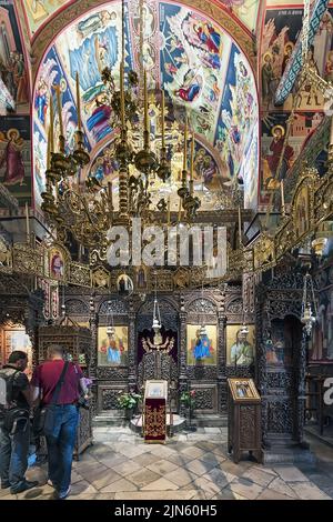 Deux touristes dans le monastère de la Sainte Trinité (connu sous le nom d'Agia Triada; tout cela signifie la Sainte Trinité), le monastère orthodoxe de l'est dans le centre de la Grèce Banque D'Images