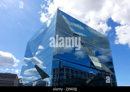 Cube Berlin avec façade en verre pliée, Berlin Banque D'Images