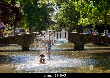 Bourton on the Water, Glocs, Royaume-Uni. 9th août 2022. Les gens sont à l'extérieur et à propos de profiter du soleil au bord de la rivière Windrush à Bourton on the Water, Glocestershire, car les températures sont sur le point d'augmenter cette semaine. Crédit : Peter Lophan/Alay Live News Banque D'Images