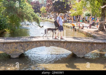 Bourton on the Water, Glocs, Royaume-Uni. 9th août 2022. Les gens sont à l'extérieur et à propos de profiter du soleil au bord de la rivière Windrush à Bourton on the Water, Glocestershire, car les températures sont sur le point d'augmenter cette semaine. Crédit : Peter Lophan/Alay Live News Banque D'Images