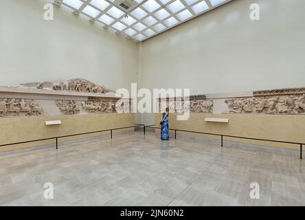 Le touriste non identifié au Musée archéologique de Delphes, Grèce. Banque D'Images