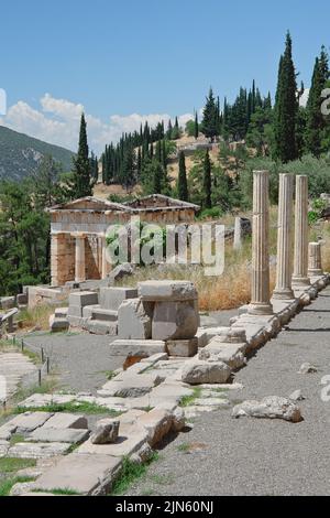 Point de vue du Trésor athénien; le STOA des athéniens à droite à Delphes, en Grèce Banque D'Images