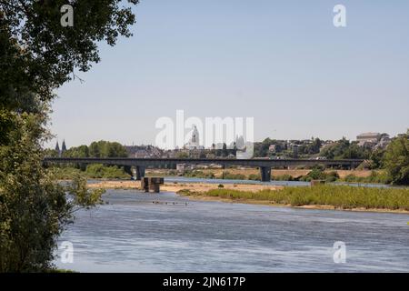 Vue sur la vieille ville de l'autre côté du fleuve Loire au printemps, Blois, Loire, Touraine, France Banque D'Images