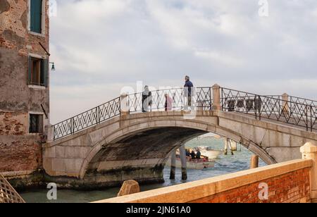 Personnes traversant le Ponte dei Medicante à Venise. Banque D'Images