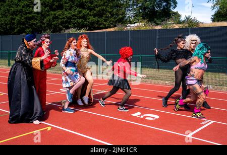 Drag queens, qui jouent tous au Festival Fringe d'Édimbourg, participe à la course de dragsters ultime au stade Meadowbank, à Édimbourg. Date de la photo: Mardi 9 août 2022. Banque D'Images