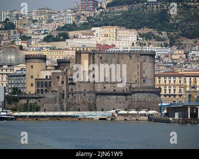 Le Castel Nuovo ou nouveau château domine le port de Naples, Campanie, Italie. Il peut être visité et abrite un musée. Banque D'Images