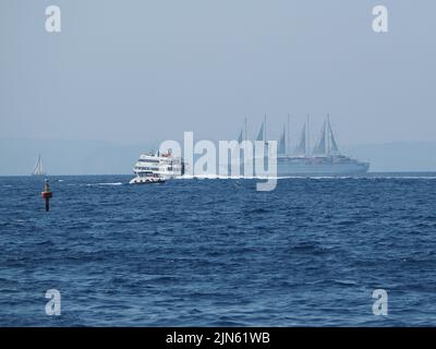 Trafic sur la mer Méditerranée près de Sorrente, y compris un ferry et un grand bateau de croisière avec voiles. Banque D'Images