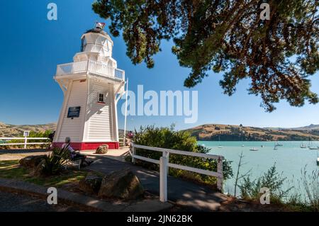 Un couple de cyclistes et leurs vélos garés au phare d'Akaroa Head surplombant la baie d'Akaroa, une ancienne colonie française dans la petite ville de Banque D'Images