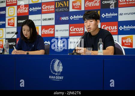 Gent. Belgique, 09 août 2022, le joueur de KAA Gent Hyunseok Hong (Hongy) photographié lors de la signature de son contrat au club de football belge KAA Gent, lundi 08 août 2022 à Gand. BELGA PHOTO JAMES ARTHUR GEKIERE Banque D'Images