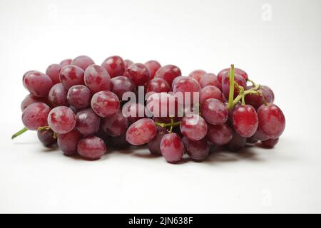 fruits de raisin frais isolés sur blanc Banque D'Images