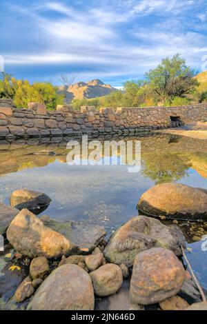 Eau réfléchissante d'une crique avec pont en pierre au parc national de Sabino Canyon à Tucson, Arizona Banque D'Images