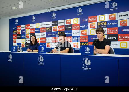 Tom Vandenbulcke (R), responsable des communications de Gent, photographié lors d'une conférence de presse du club belge de football KAA Gent pour présenter un nouveau joueur, mardi 09 août 2022 à Gent. BELGA PHOTO JAMES ARTHUR GEKIERE Banque D'Images