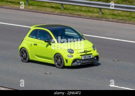 2018 Green ABARTH 595 TROFEO T-jet 160 1368cc 5 vitesses à hayon manuel ; sur l'autoroute M6, Royaume-Uni Banque D'Images