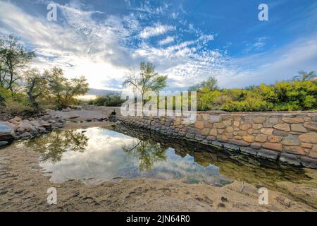 Eau de la crique réfléchissante près d'un pont en pierre au parc national de Sabino Canyon à Tucson, Arizona Banque D'Images