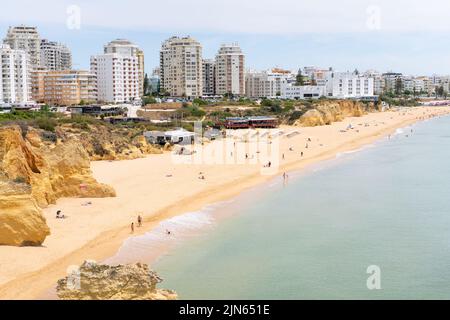 Armacao de Pera Algarve Portugal. Belle vue sur l'océan Atlantique à l'heure de la journée et de la ville. Vidéos Full HD de haute qualité Banque D'Images