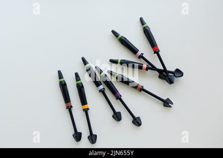 Seringues de matériel de remplissage dentaire sur fond blanc Banque D'Images