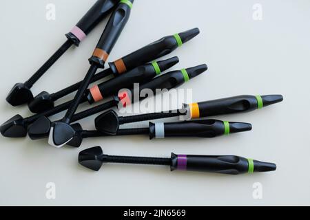 Seringues en plastique avec matériaux pour plombages dentaires Banque D'Images