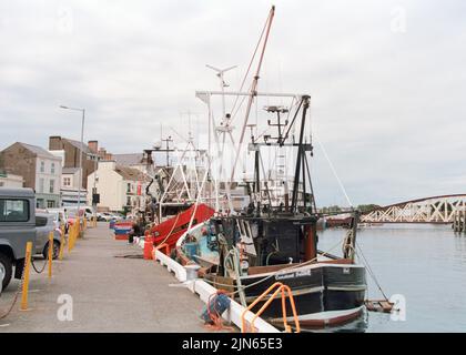 Ramsey, Île de Man - 16 juin 2022 : le port de Ramsey, bateaux de pêche amarrés à la jetée. Banque D'Images