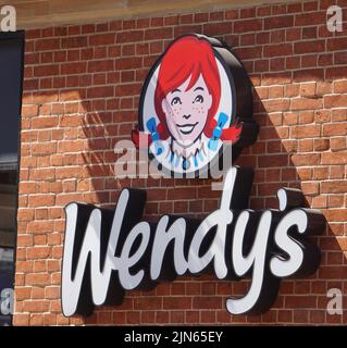 Le logo de Wendy au restaurant de restauration rapide de Reading, Royaume-Uni Banque D'Images