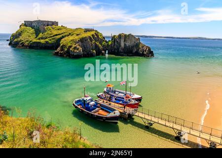 L'île Sainte-Catherine et le fort avec certains bateaux qui attendent d'emmener les visiteurs lors d'un voyage populaire à l'île de Caldey au départ de Tenby, Pembrokeshire, au pays de Galles, au Royaume-Uni Banque D'Images