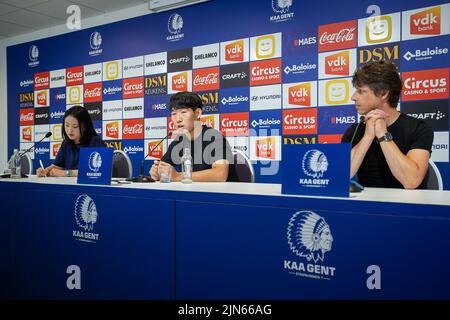 Tom Vandenbulcke, responsable de la communication de Gent, photographié lors d'une conférence de presse du club de football belge KAA Gent pour présenter un nouveau joueur, mardi 09 août 2022 à Gent. BELGA PHOTO JAMES ARTHUR GEKIERE Banque D'Images