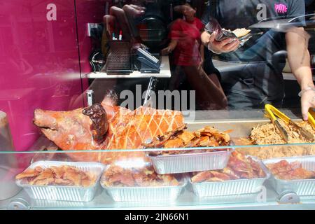 Fenêtre du restaurant Oink avec cochon entier cuit mort édimbourg Royal Mile ecosse à l'été 2022 Royaume-Uni Banque D'Images