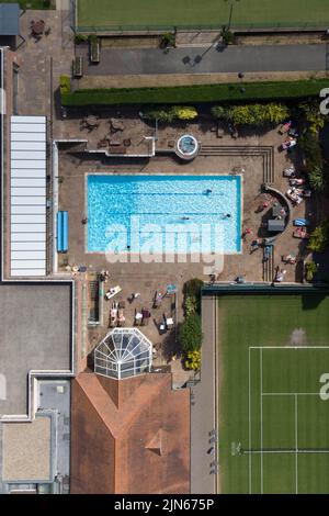 Edgbaston Priory Tennis Club, Birmingham, Angleterre, 9 août 2022. - Les membres du club de tennis exclusif Edgbaston Priory de Birmingham ont profité d'une baignade dans la piscine extérieure aujourd'hui alors que les températures remontaient alors qu'une autre vague de chaleur frappait le pays. Photo par crédit : arrêter presse Media/Alamy Live News Banque D'Images