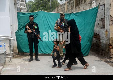 Peshawar, Pakistan. 08th août 2022. Les musulmans chiites se flagelent lors de la procession de la fête de l'Ahura à Peshawar, au Pakistan, le 08 août 2022. Les musulmans chiites observent le mois Saint de Muharram, dont le point culminant est le festival d'Ashura qui commémore le martyre de l'Imam Hussein, petit-fils du prophète Mahomet, dans la bataille de la ville irakienne de Karbala au septième siècle. (Photo de Hussain Ali/Pacific Press) crédit: Pacific Press Media production Corp./Alay Live News Banque D'Images