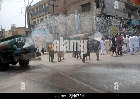 Peshawar, Pakistan. 08th août 2022. Les musulmans chiites se flagelent lors de la procession de la fête de l'Ahura à Peshawar, au Pakistan, le 08 août 2022. Les musulmans chiites observent le mois Saint de Muharram, dont le point culminant est le festival d'Ashura qui commémore le martyre de l'Imam Hussein, petit-fils du prophète Mahomet, dans la bataille de la ville irakienne de Karbala au septième siècle. (Photo de Hussain Ali/Pacific Press) crédit: Pacific Press Media production Corp./Alay Live News Banque D'Images