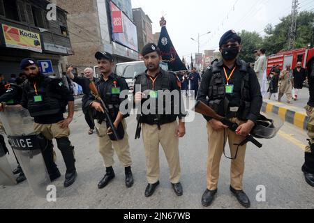 Peshawar, Pakistan. 08th août 2022. Les musulmans chiites se flagelent lors de la procession de la fête de l'Ahura à Peshawar, au Pakistan, le 08 août 2022. Les musulmans chiites observent le mois Saint de Muharram, dont le point culminant est le festival d'Ashura qui commémore le martyre de l'Imam Hussein, petit-fils du prophète Mahomet, dans la bataille de la ville irakienne de Karbala au septième siècle. (Photo de Hussain Ali/Pacific Press) crédit: Pacific Press Media production Corp./Alay Live News Banque D'Images