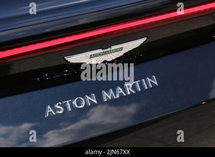 Cracovie. Cracovie. Pologne. Logo Aston Martin à l'arrière de la voiture. Banque D'Images