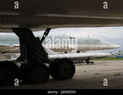 Réactivation de vieux missiles de fabrication soviétique sur un aérodrome stratégique avec des bombardiers au sol Banque D'Images