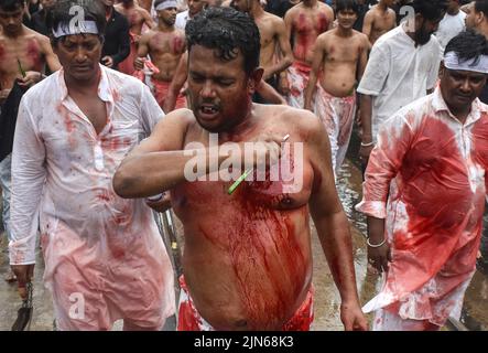 Kolkata, Bengale occidental, Inde. 9th août 2022. (NOTE AUX ÉDITEURS : l'image contient du contenu graphique) Un homme musulman chiite se flagelse lors d'une procession muharram marquant Ashura à Kolkata. (Credit image: © Sudipta Das/Pacific Press via ZUMA Press Wire) Banque D'Images