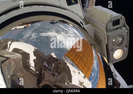 ISS - 24 juillet 2009 -- il s'agit d'une vue rapprochée de la visière de casque de l'astronaute Christopher Cassidy lors de sa deuxième sortie sur 24 juillet. Miroir vu Banque D'Images