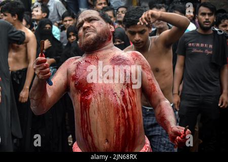 Kolkata, Bengale occidental, Inde. 9th août 2022. (NOTE AUX ÉDITEURS : l'image contient du contenu graphique) Un homme musulman chiite se flagelse lors d'une procession muharram marquant Ashura à Kolkata. (Credit image: © Sudipta Das/Pacific Press via ZUMA Press Wire) Banque D'Images