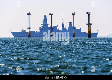 Le destroyer de type 45 HMS Duncan passe devant les feux de navigation du porte-avions dans le Solent - mai 2022. Banque D'Images