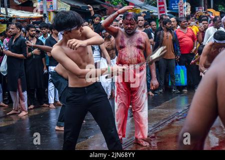 Kolkata, Bengale occidental, Inde. 9th août 2022. (NOTE AUX ÉDITEURS: L'image contient du contenu graphique) les musulmans chiites se flagelent lors d'une procession muharram marquant Ashura à Kolkata. (Credit image: © Sudipta Das/Pacific Press via ZUMA Press Wire) Banque D'Images