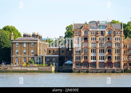 Le bâtiment Oliver's Wharf se trouve dans la piscine de Londres, sur la Tamise. Ancien entrepôt, développé en appartements de luxe par Goddard Manton Partnership Banque D'Images