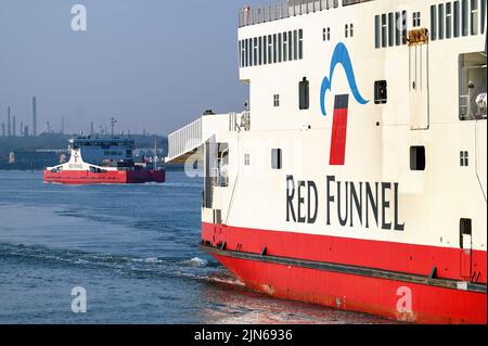 Le logo des ferries Red Funnel sur le ferry de l'île de Wight Red Eagle - avril 2022. Banque D'Images